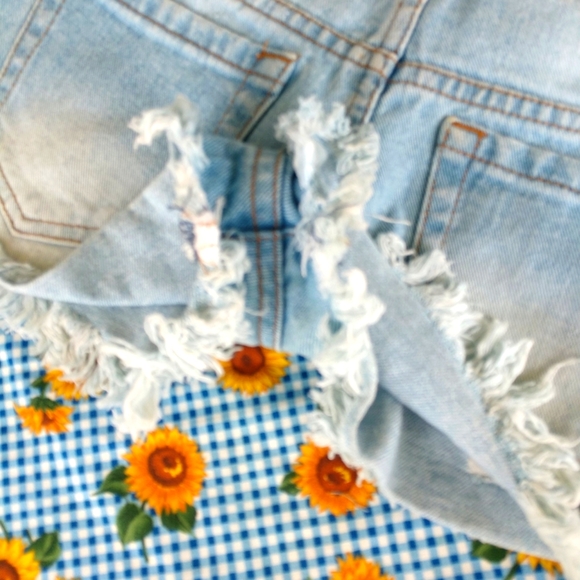 Forever 21 Distressed High Rise Cut Off Jean Short SIZE 25 - Picture 4 of 9